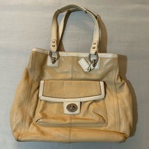 Coach Shoulder Purse Beige Size Medium 100% Leather Light Beige